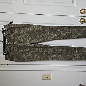 Kenneth Cole Reaction size 29 skinny camo jeans